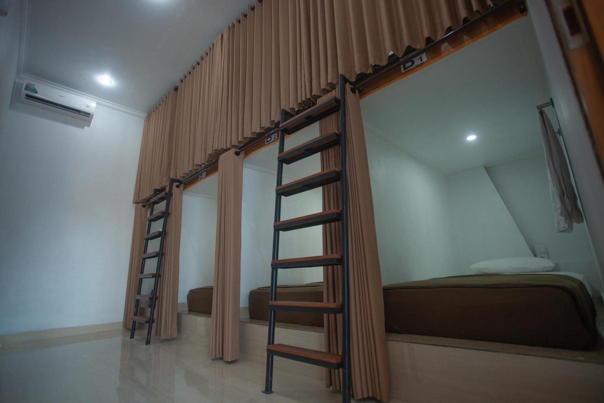Lucky Hostel Batununggul Exterior photo
